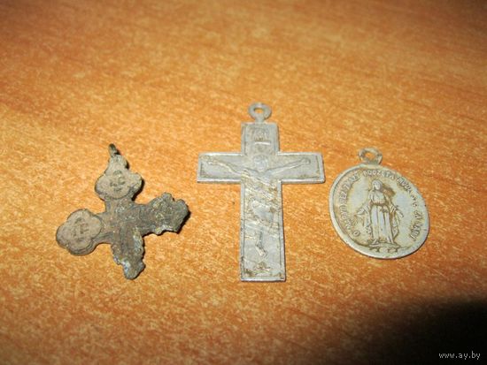 Два старинных креста и образок одним лотом.
