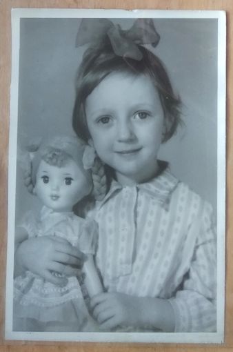Фото девочки с куклой. 13х18 см.