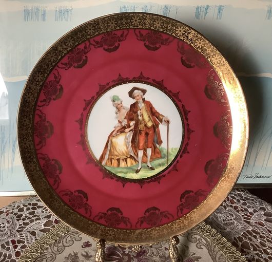 Тарелка коллекционная Свидание Германия винтаж 26 см цвет бордо