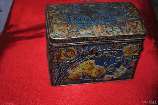 Старинная Жестяная коробка/банка из под ЧАЯ 19-20 века в виде шкатулки., - *размер: 9,5 на 12см.