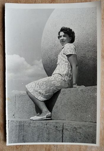 Минск. Фото женщины на набережной Свислочи. 1950-е. 12х18 см.