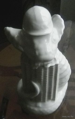 Фарфоровая статуэтка Змей в строительной каске