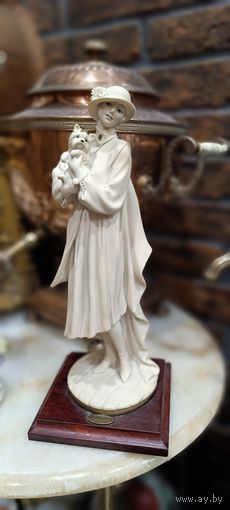 Аукцион  с рубля! 33 Фарфоровая статуэтка Дама с собачкой Армани ARMANI CAPODIMONTE Италия
