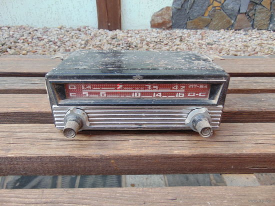 Старое радио в старый автомобиль.