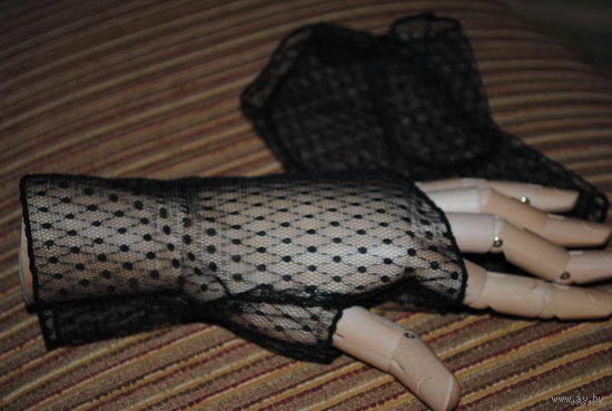 Новые перчатки-МИТЕНКИ-из чёрного, кажется, что нейлонового кружева: (сеточка в мелкую горошку). Покупала для себя, - но красота пролежала в шкафу почти год, поэтому и решила с ними расстаться(!
