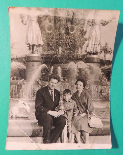 Фото "Герой Советского союза с семьей", Москва, 1965 г.
