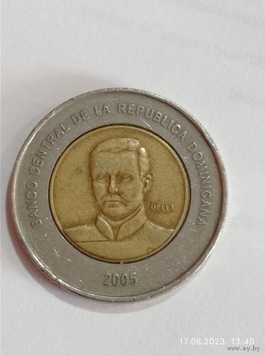 Доминиканская республика 10 песо 2005 года.