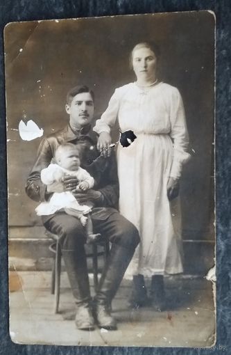 Фото семьи. 1920-е? 9х14 см.