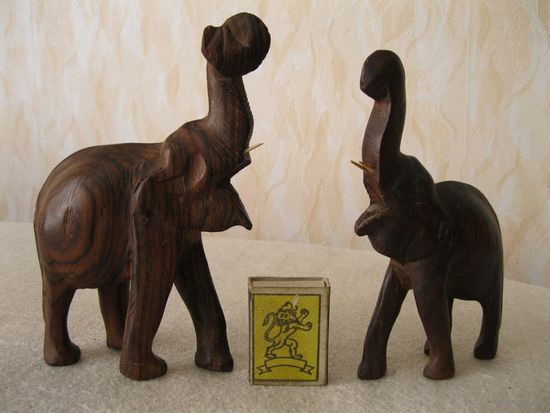Лот старых игрушек в виде фигурок слонов.