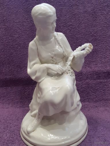 Фарфоровая статуэтка "Девушка плетущая венок"