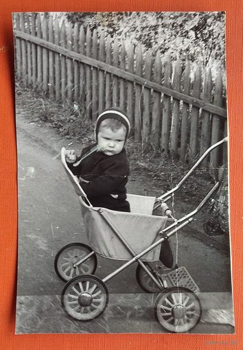 Фото ребенка в коляске. 1975 г. 8х12 см