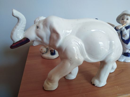 Фарфоровая статуэтка слон