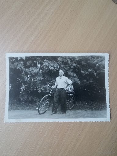 Фотография. Велосипедист из Лепеля. 1956 год.