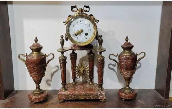 Часы каминные маятниковые с вазами. Европа 19 век. на ходу. в40см, ширина 20см. диам 12см. вазы в27