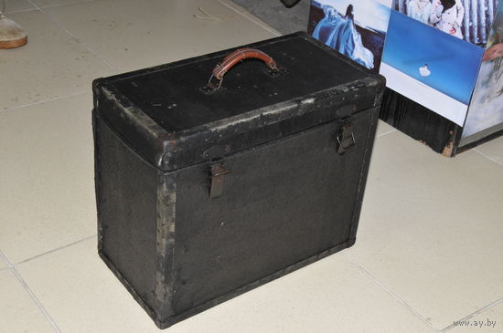 Уже антикварный ящик из ещё деревянного  каркаса от переносного советского киноаппарата.