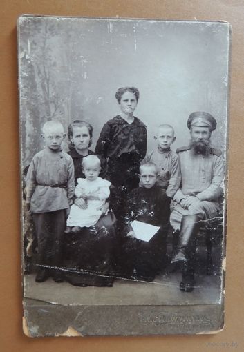 Фото "Семья: солдат РИ, жена и пятеро детей"