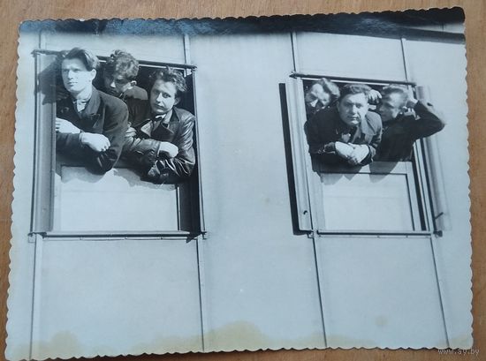 Студенты на пути в учебный лесхоз в Негорелом. Фото 1953 г. 8.5х11.5 см