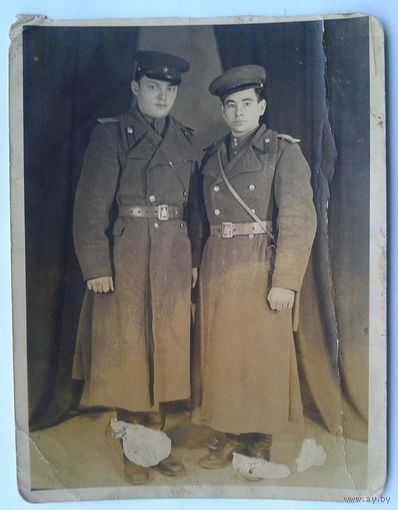 Фото. Двое военных в шинелях. 1946 г. 12х15.5 см