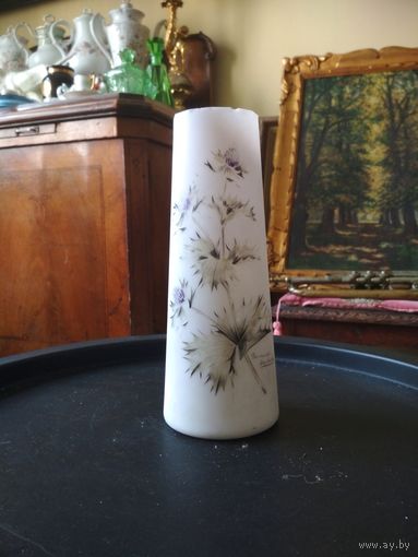 Старинная ваза, Франция, матовое молочное стекло, ручая разрисовка, авторские надписи, высота 23 см.