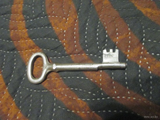 Старинный красивый ключ