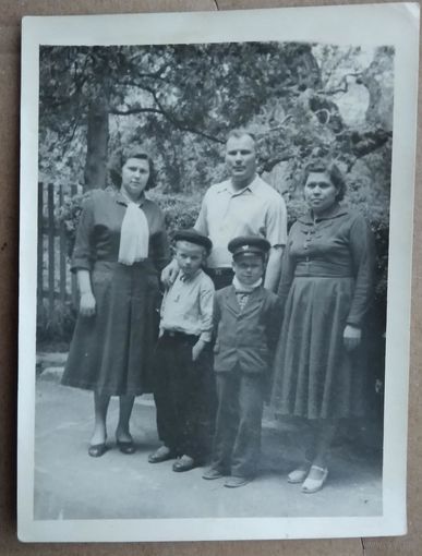 Семейные портреты с детьми. Фото 1950-х. 9х12 см. 2 шт. Цена за оба.