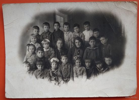 Фото группы детей и воспитателей детского сада. 1940-е 12х16 см