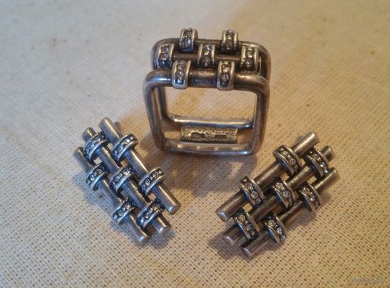 Стильный набор - квадратное кольцо и прямоугольные серьги с кристаллами