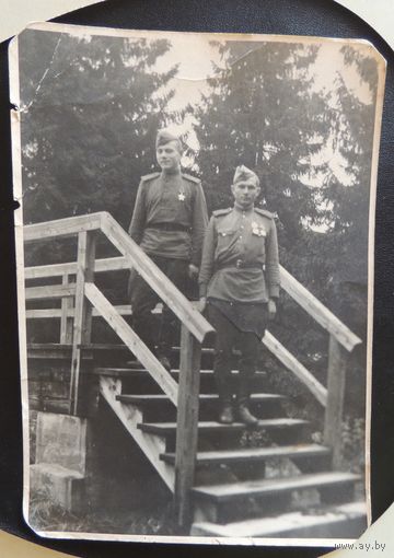 Фото "Два солдата",верхний имеет "Славу", Германия, 1945 г. (13 см*18 см)