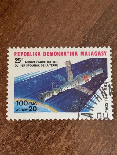 Мадагаскар 1982. 25 летие запуска первого спутника Земли. Марка из серии
