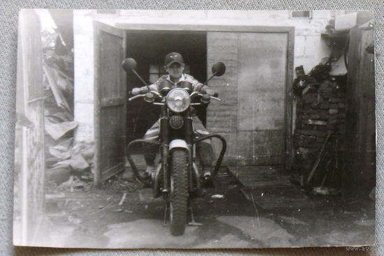 Фотография мальчик на мотоцикле конец 1970 х.