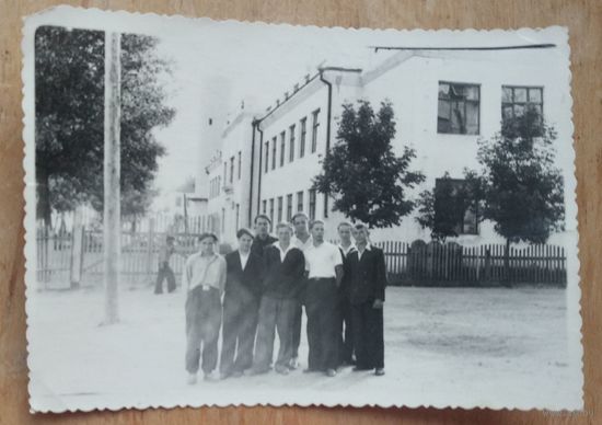 Фото у школы в поселке Белгрэс (Ореховск). 1955 г. 9х12 см