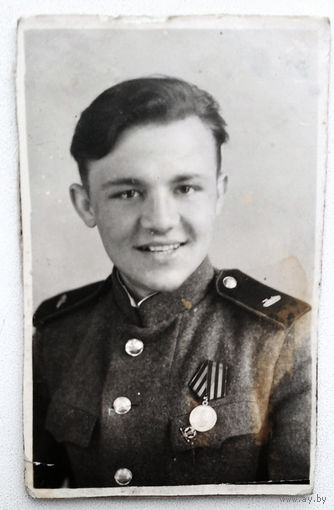 Фото солдата с медалью. 1944 г. 5.5х8.5 см
