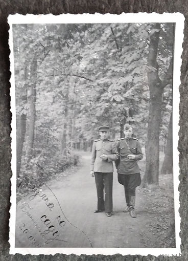 Фото двух военных. Прогулка по саду. Германия. 6х8.5 см
