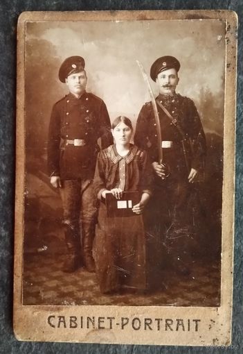 Фото двух военных (казаков) с женщиной. 9х13 см