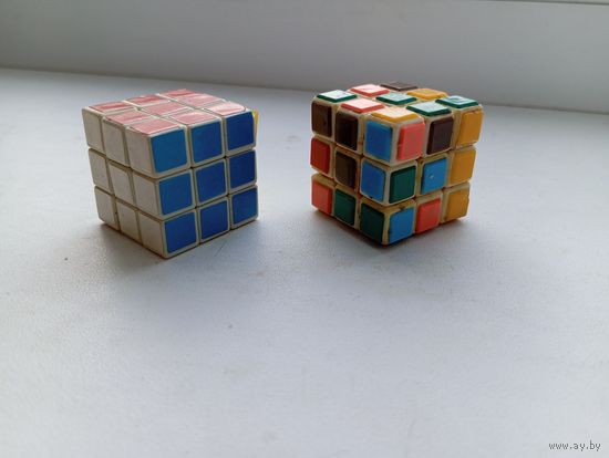 Кубик рубика брелок 3*3 см , ушко отломлено , второй тоже 3*3 см