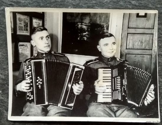 Солдатский музыкальный дуэт. 1950-е. 9х12 см.