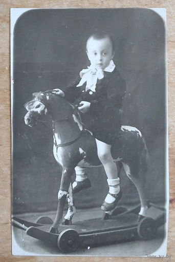 Фото ребенка на игрушечной лошадке. 1930-е. 8.5х13.5 см