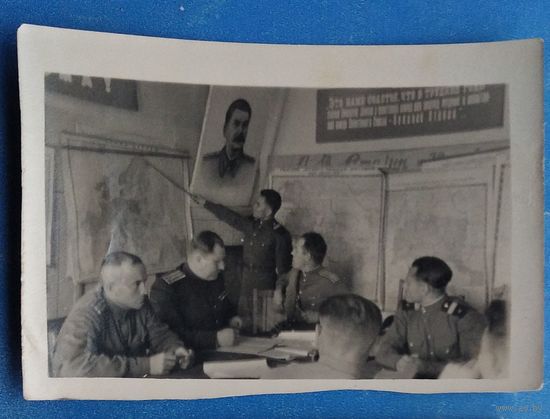 Фото на армейских политзанятиях. Начало 1950-х. 6х9 см.