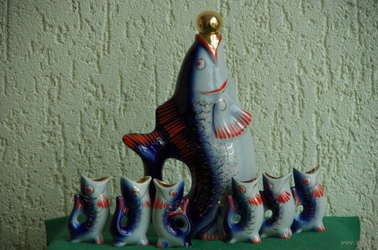 Штоф - статуэтка  + 6 рюмок- рыбок     ( все целое )