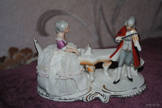 Фарфоровая мини-фигурка/статуэтка: "Пара, музицирующая на клавесине и скрипке" 1950-1960 годы. Германия (Made in GDR). Размер-12,5 на 5,5-6 см. *Внимание: у статуэтки имеется дефект кружева на платье!