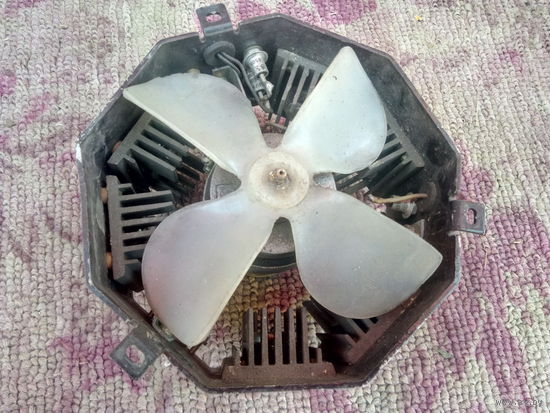 Вентилятор, транзисторы на радиаторах.