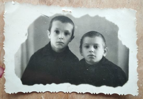 Фото двух мальчиков. 1950-е. 6х8.5 см.