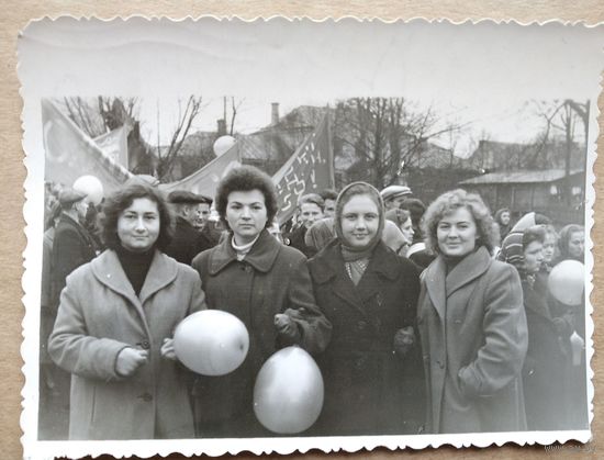 Фото девушек на демонстрации. Гродно. 7 ноября 1959 г. 8.8х11.5 см