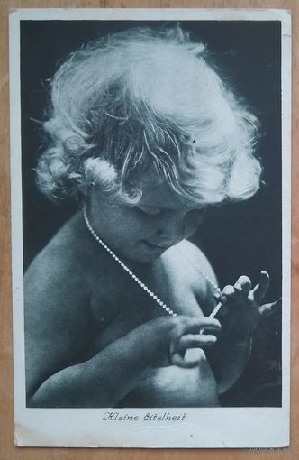 Девочка с бусами. Германия. 1960-е Подписана