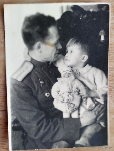 Фото военного с орденом и ребенком. 8х11.5 см