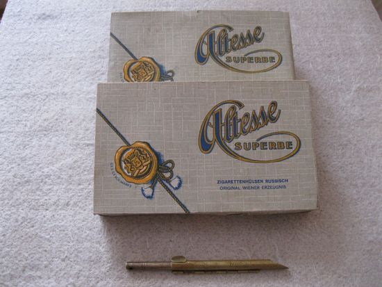 Две коробки русских сигаретных гильз (150 штук) "Altesse" и ручная машинка для набивки сигаретных гильз табаком одним лотом. Германия, Третий рейх.