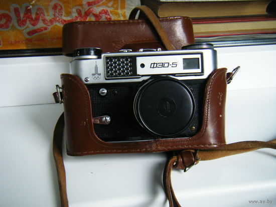 Фотоаппарат ФЭД-5 с Олимпийской символикой.