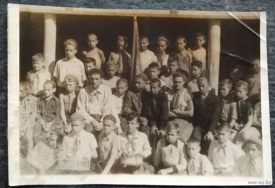 Пионеры 1950-х. Фото 1-го отряда в пионерском лагере "Прилуки". 1950 г. 8х12 см.