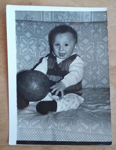 Фото ребенка с мячом. 10х14 см.
