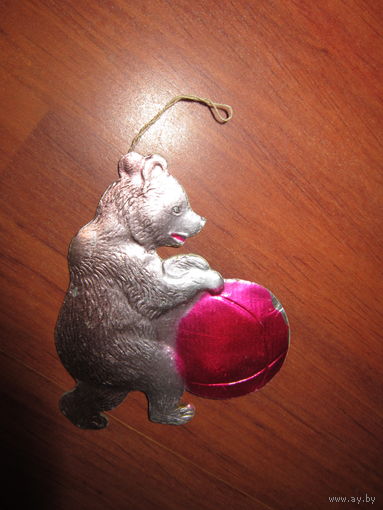 Елочная игрушка СССР . Медведь с мячом . Картонаж